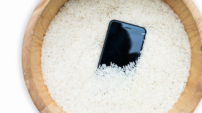 Đặt điện thoại vào trong bao gạo để hút ẩm điện thoại