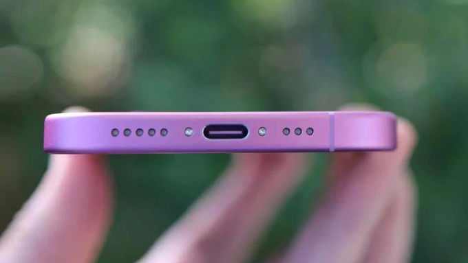 iPhone 16 tuy chỉ trang bị pin 3.561mAh nhưng được tối ưu mạnh mẽ nhờ chip tiết kiệm năng lượng và iOS 18