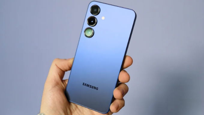 Galaxy S25 được hoàn thiện theo hướng gọn nhẹ với thân máy dày chỉ 7.2mm và trọng lượng 162g