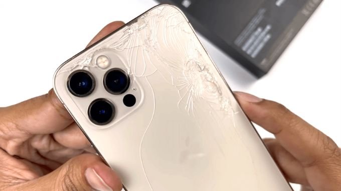Nguyên nhân khiến mặt kính lưng iPhone 12 Pro Max bị trầy xước, nứt vỡ