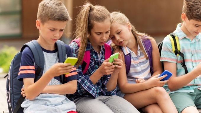 Bao nhiêu tuổi thì nên cho trẻ sử dụng điện thoại riêng?