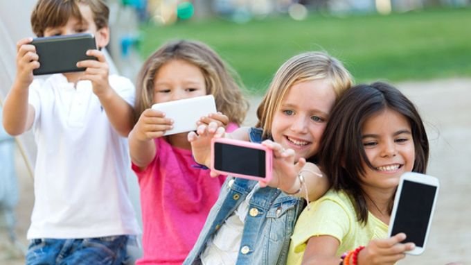 Lợi ích của việc cho trẻ em sử dụng điện thoại sớm