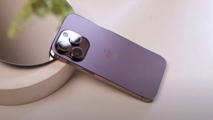 Ai nên mua điện thoại màu tím?