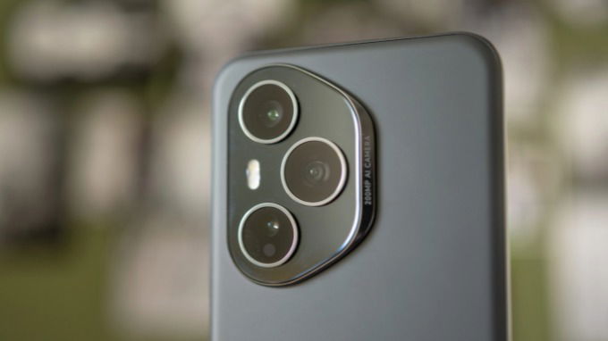 Trong khi đó, HONOR 400 Pro lại vượt trội hơn với camera chính 200MP