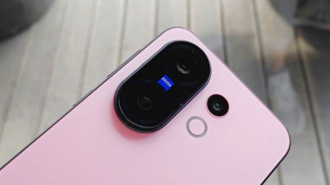 Điểm nhấn của vivo X200 FE nằm ở hệ thống camera sau được tinh chỉnh bởi ZEISS