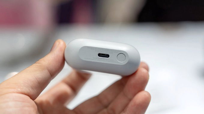 Nút kết nối và cổng sạc USB Type-C được đặt ở cạnh dưới