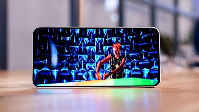 Công nghệ AMOLED mang đến màu sắc sống động, độ tương phản cao