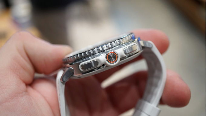 Thiết kế tinh tế với vòng bezel cơ học