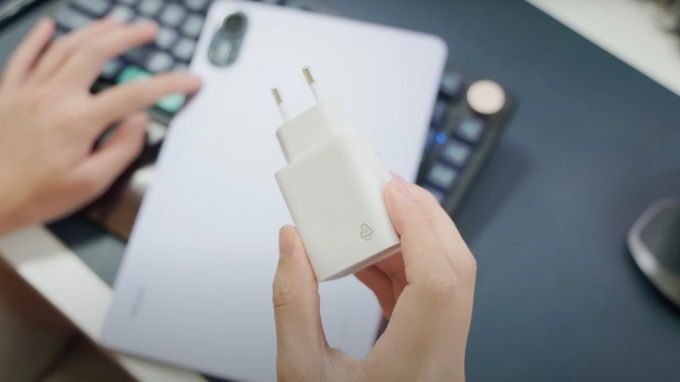 Máy hỗ trợ sạc nhanh 18W, nhưng củ sạc đi kèm chỉ đạt công suất 15W