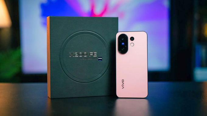 Vivo X200 FE gây ấn tượng với thiết kế hiện đại cùng cụm camera dọc độc đáo