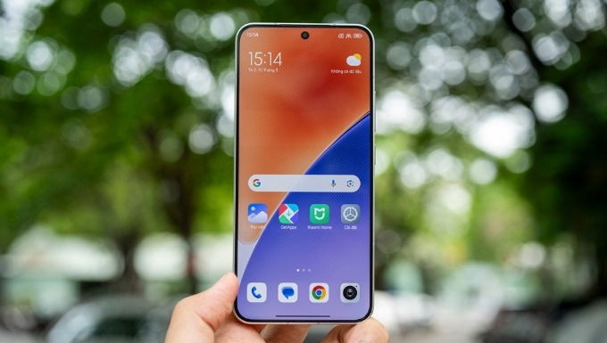 Xiaomi 15 cũng không kém cạnh với màn hình LTPO OLED 6.36 inch