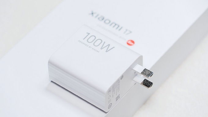 Đi kèm là các tính năng sạc có dây 100W