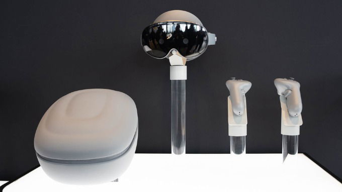 Pin ngoài cung cấp khoảng 2.5 giờ sử dụng liên tục, đủ cho một buổi xem phim hoặc họp trực tuyến