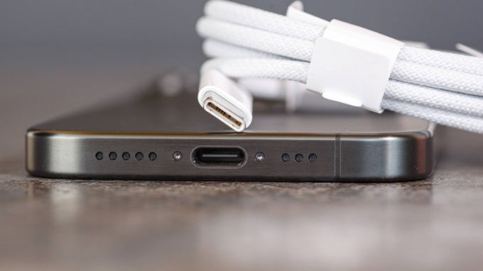 Dung lượng pin iPhone 15 Pro Max sạc bao lâu thì đầy?