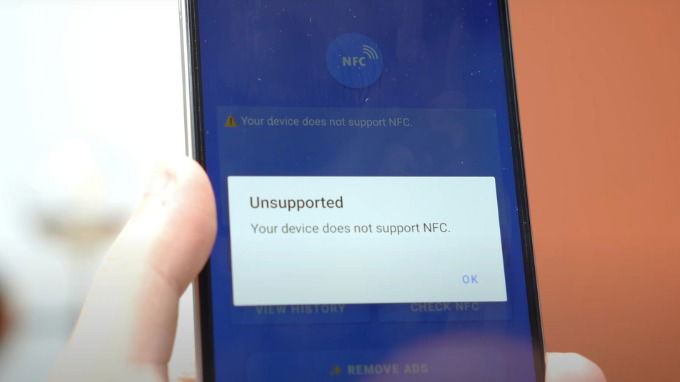 Một điểm trừ đáng tiếc là máy không hỗ trợ NFC