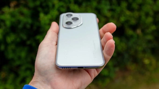 So sánh HONOR 400 Pro và Samsung Galaxy S25 về pin và sạc