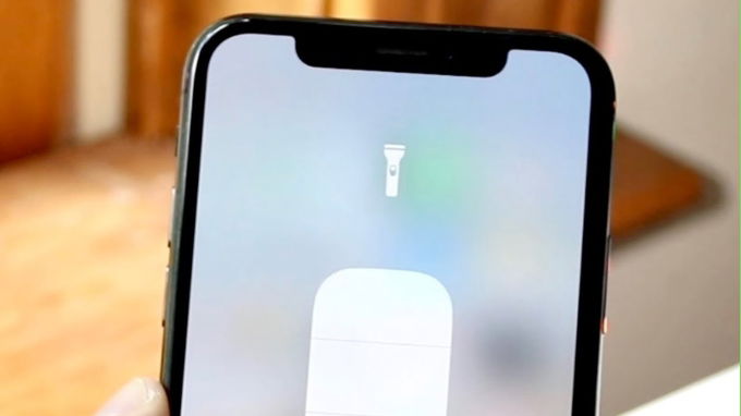 Tại sao không bật được đèn pin trên iPhone?