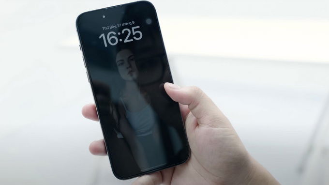 Tại sao iPhone 15 Pro Max tắt màn hình vẫn sáng?