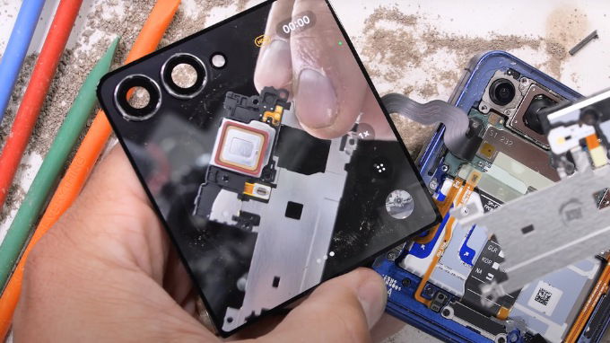 Tháo rời linh kiện Galaxy Z Flip 7