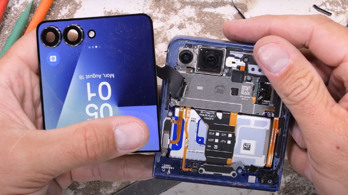 Tháo rời màn hình phụ Galaxy Z Flip 7