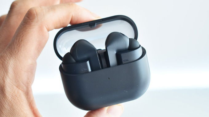 Hộp sạc của Galaxy Buds 3 FE được thiết kế với kích thước nhỏ gọn