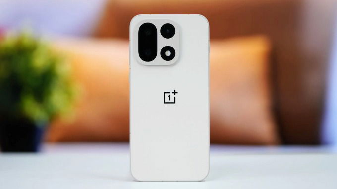 OnePlus 15 sở hữu mặt lưng kính mờ mịn