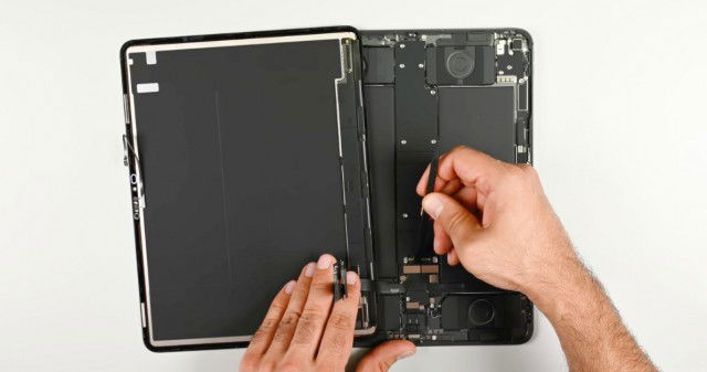 Mổ bụng iPad Pro M5: Hiệu năng mạnh mẽ, nhưng khó sửa hơn mong đợi