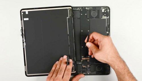 Mổ bụng iPad Pro M5: Hiệu năng mạnh mẽ, nhưng khó sửa hơn mong đợi