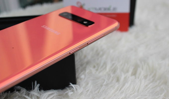 Các cạnh Galaxy S10 Plus hồng hạc được sở hữu màu đồng hồng bóng loáng