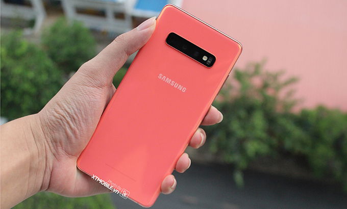 Với thiết kế màn hình mới, đã giúp Galaxy S10 Plus màu hồng hạc có thể dễ dàng thao tác bằng một tay