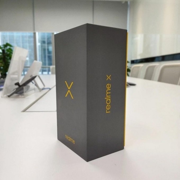  Hộp fullbox của Realme X khá đẹp mắt