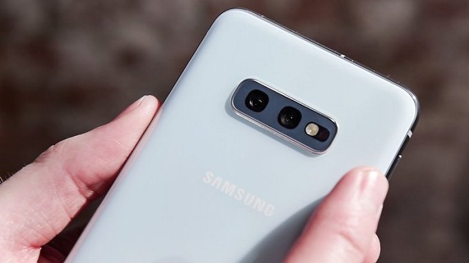 Trên Galaxy S10e, Samsung đã thiết lập cho máy cụm camera kép ở mặt lưng