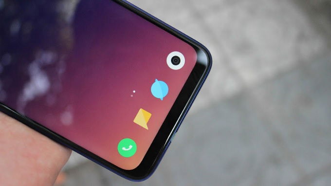 Cạnh dưới còn khá dày do Redmi Note 7s sử dụng tấm nền LCD