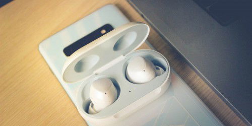 Samsung Galaxy Buds và AirPods 2: Bạn chọn tai nghe không dây nào?