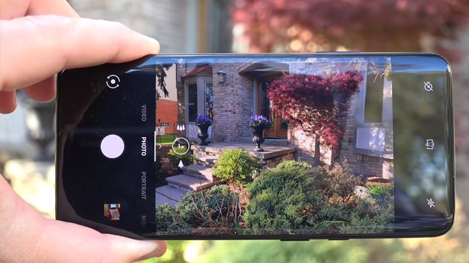  OnePlus 7 Pro còn hỗ trợ thêm một số tính năng thú vị như: khả năng zoom lai đến 10x