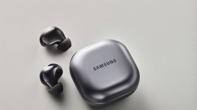 Galaxy Buds 2 màu Onyx Black thì cả mặt trong lẫn mặt ngoài của hộp sạc đều được phủ màu đen.