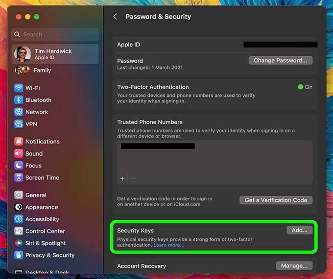 Chọn Password & Security để thiết lập khóa bảo mật vật lý