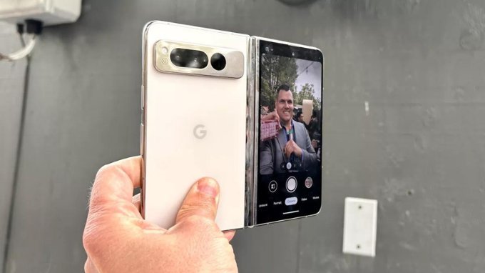 Google Pixel Fold có cụm 3 camera đặt trên thanh ngang mặt lưng