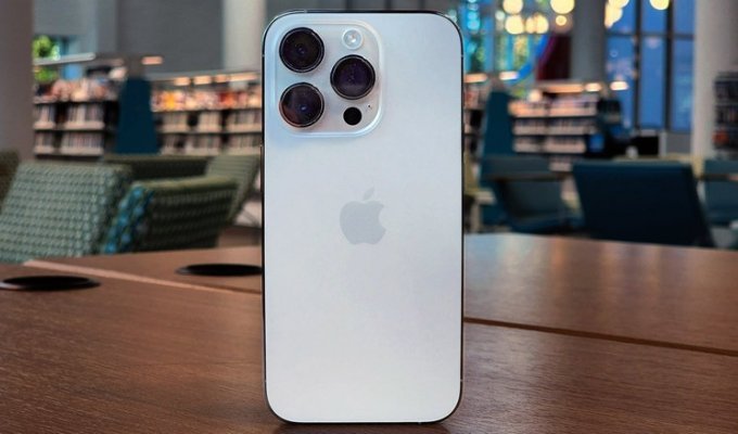 iPhone 14 Pro và iPhone 14 Pro Max màu bạc cực tinh tế