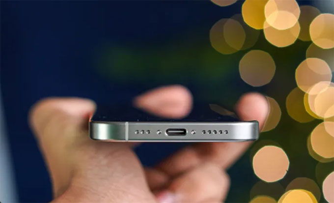 iPhone 15 Pro cũ  sử dụng cổng sạc USB-C