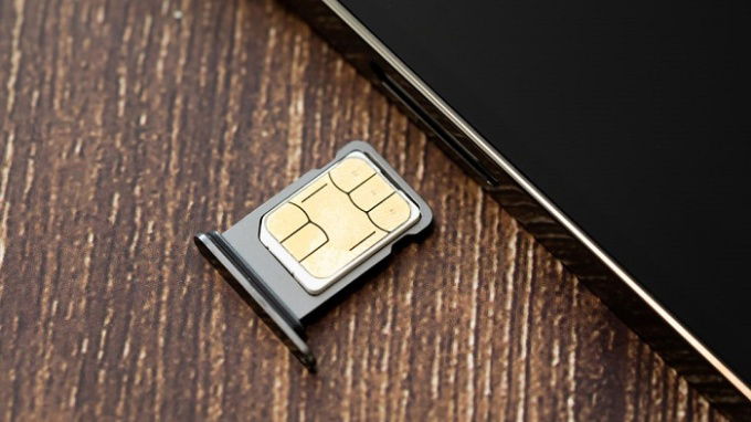 Bước 4: Tháo hoặc lắp sim vào khay