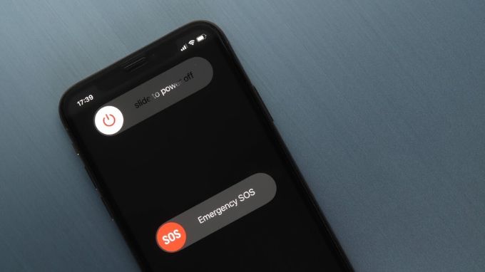 Khởi động lại iPhone để khắc phục lỗi iMessage không hoạt động