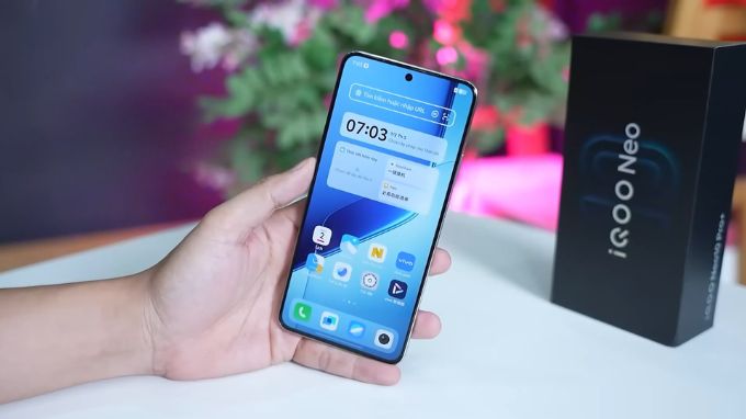 Màn hình iQOO 10 Pro Plus hiển thị sắc nét