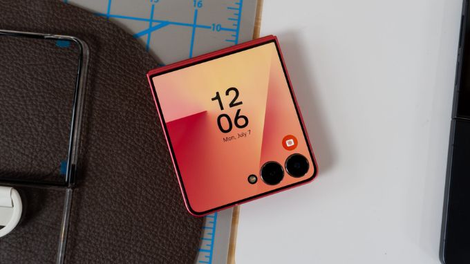 Galaxy Z Flip 7 màu Đỏ Coral