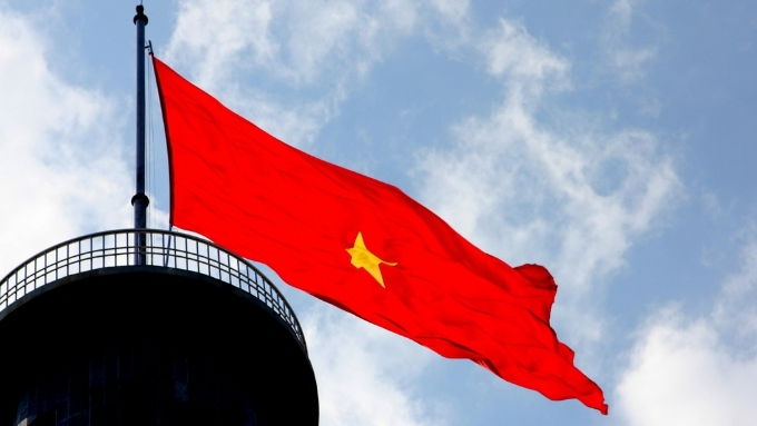 Hình nền lá cờ Việt Nam trên nền trời xanh
