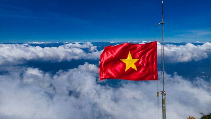 Hình nền lá cờ Việt Nam trên nền trời xanh