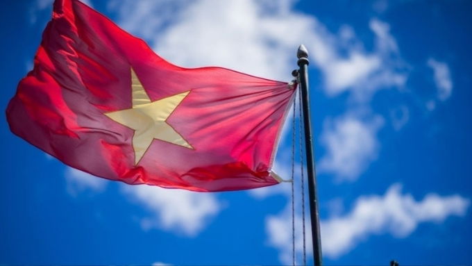 Hình nền lá cờ Việt Nam trên nền trời xanh