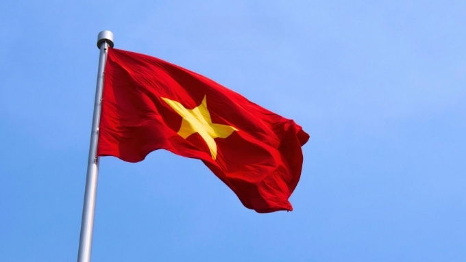 Hình nền lá cờ Việt Nam trên nền trời xanh