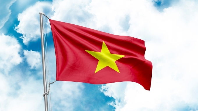 Hình nền lá cờ Việt Nam trên nền trời xanh