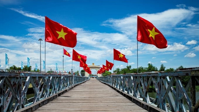 Hình nền lá cờ Việt Nam trên nền trời xanh